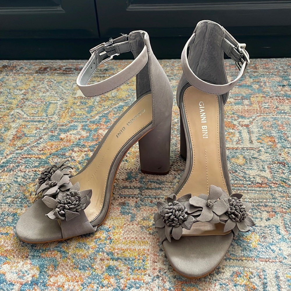 NWOT Gianni Bini Grey Suede Heels